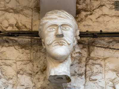...� incastonata la �Cape du turchie�. La leggenda vuole che si tratti della baffuta testa del governatore Mufarrag, il quale durante la dominazione saracena di Bari, tra l�847 e l�872, ebbe l�ardire di sfidare la �Befan�